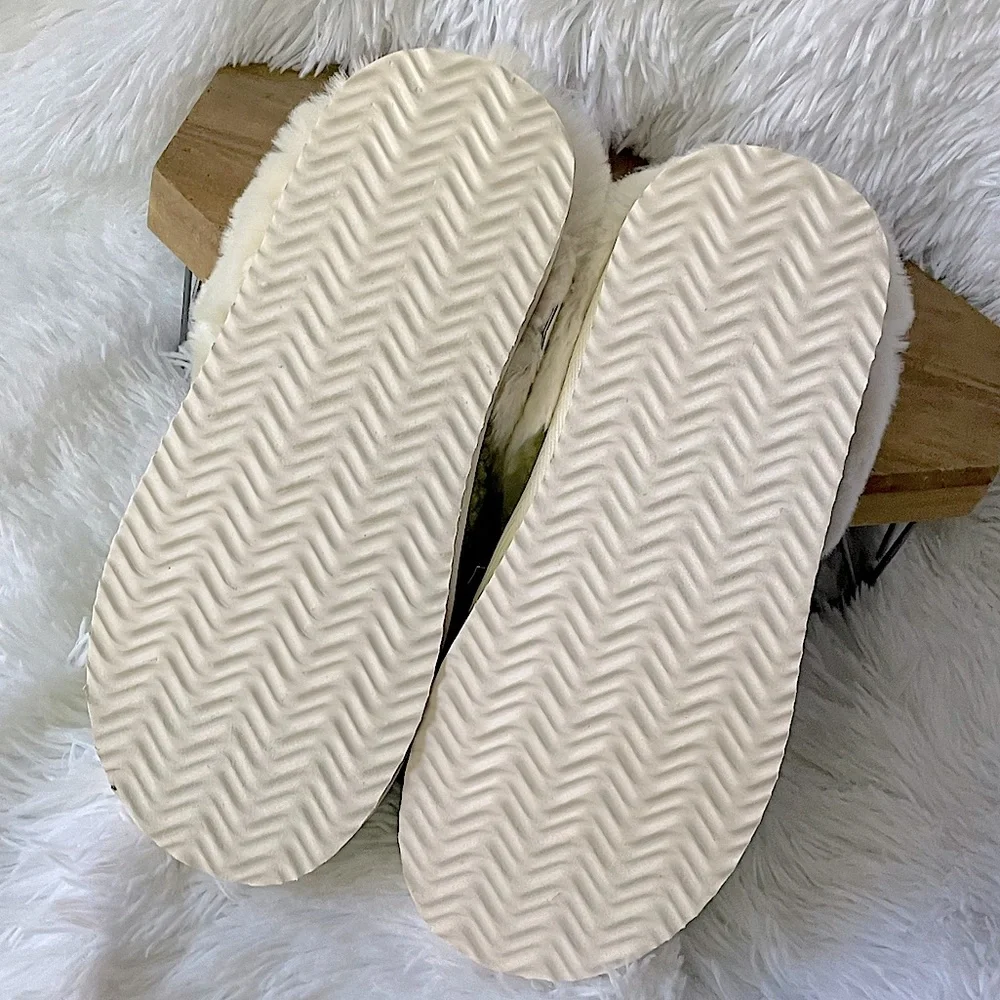 💚LAST ONE💚FINAL PRICE Grinch Slippers - Picture 6 of 10